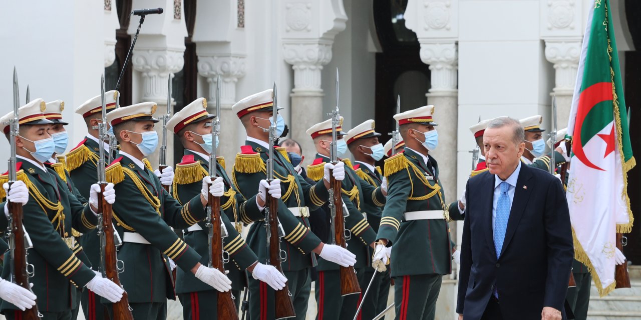 Erdoğan, Cezayir Cumhurbaşkanlığı Sarayı’nda Resmi Törenle Karşılandı