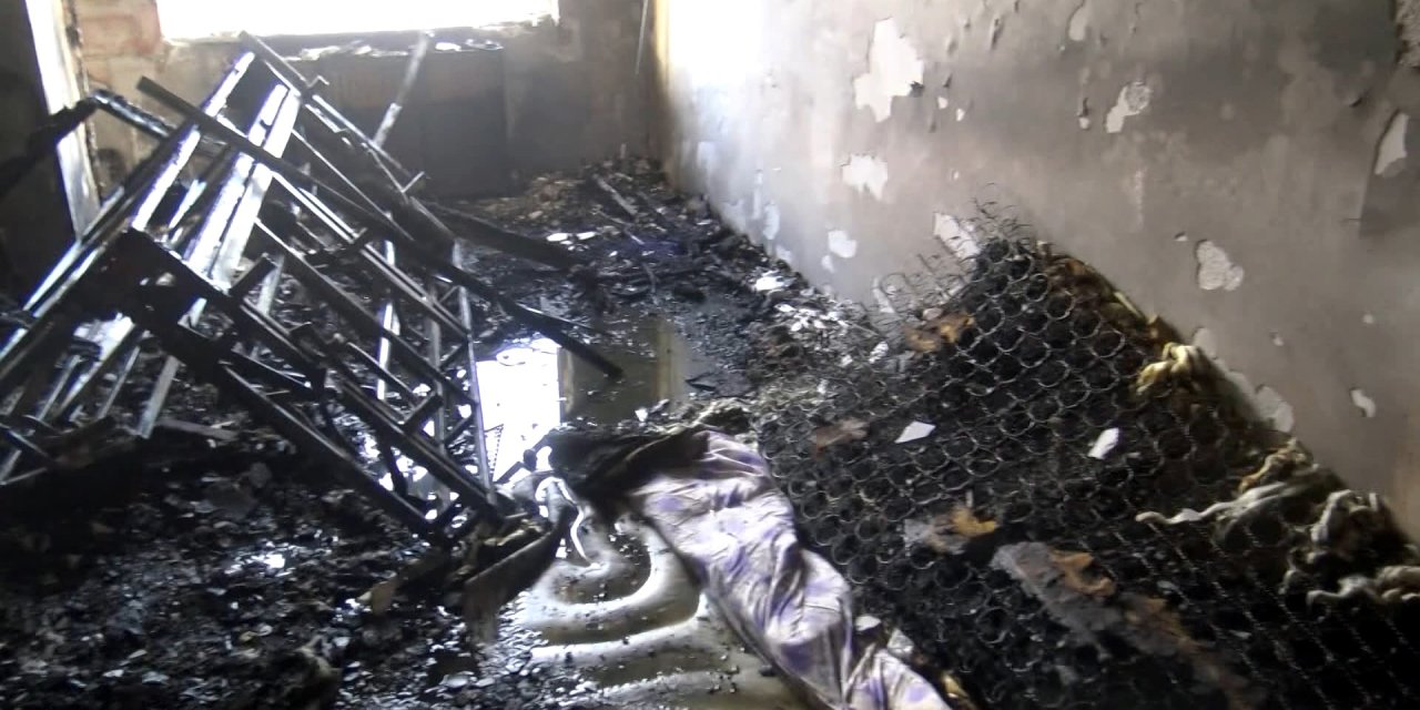 Avcılar'da Oturduğu Evi Benzin Dökerek Yaktı