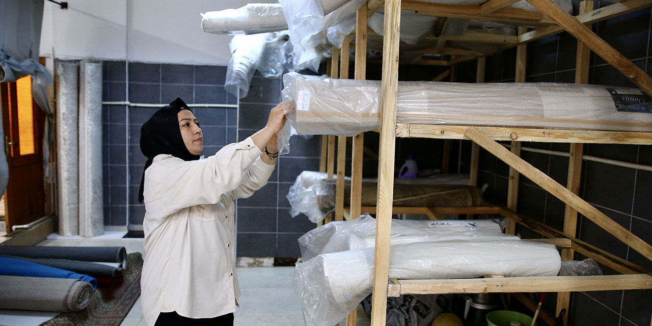 Vefat eden annesinin altınları yıkamaya verdiği halının içinden çıktı