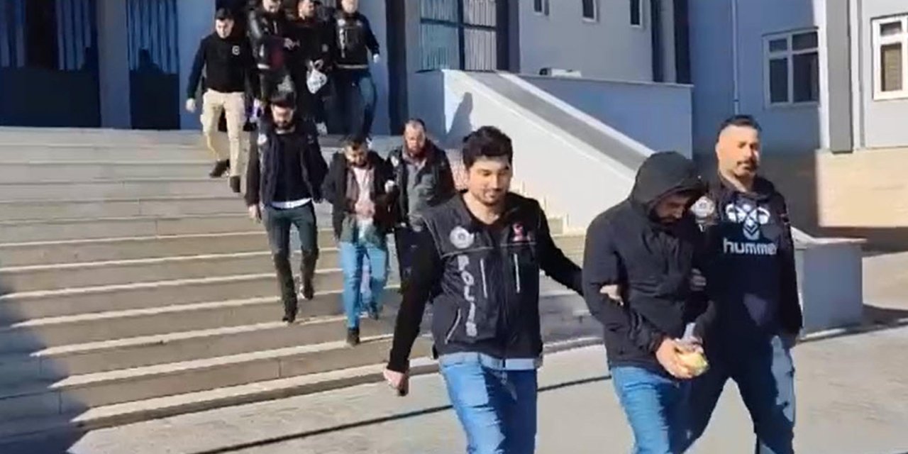 'Tina' İle Aramada Otomobilde Metamfetamin Bulundu; 4 Gözaltı (2)