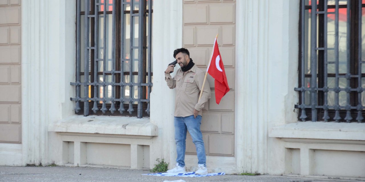İzmir’de İsrail Bayrağına Basıp Kafasına Tabanca Dayayan Şüpheli Tutuklandı