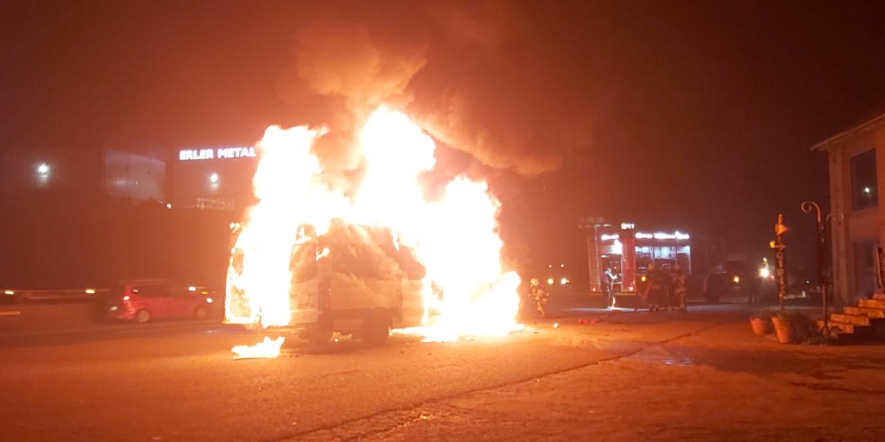 D-100 Karayolunda Servis Minibüsü Alev Alev Yandı