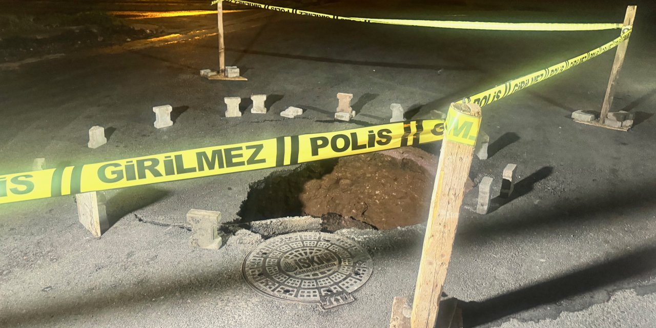 Sultanbeyli'de Yol Çöktü