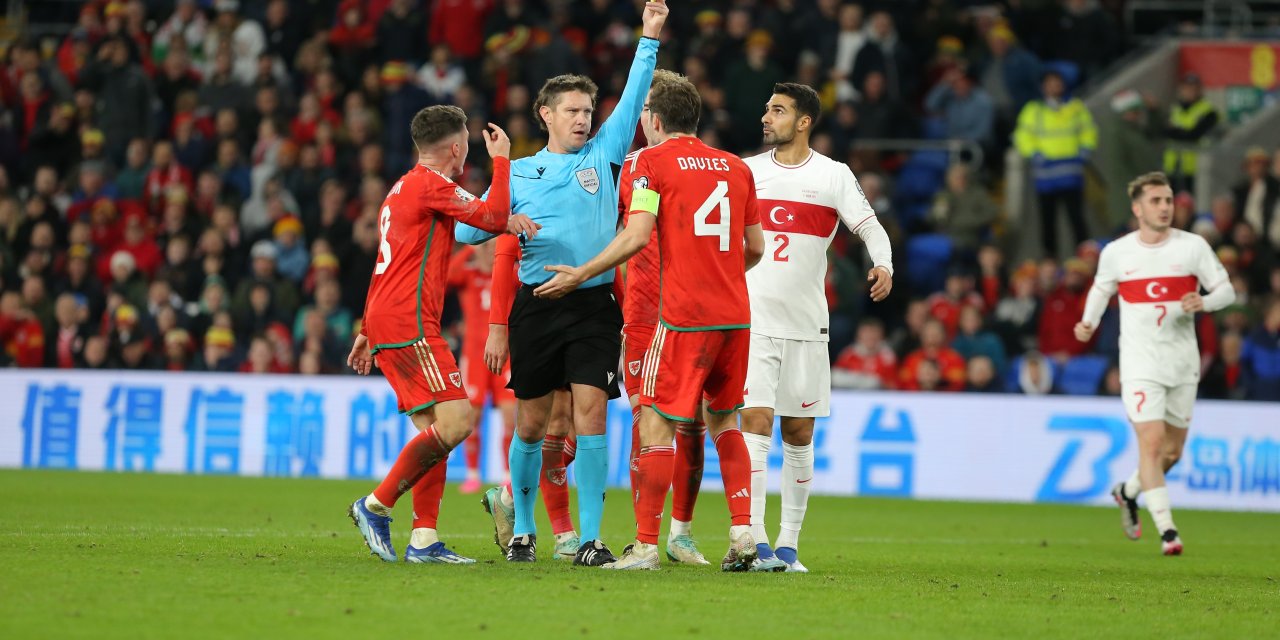 Galler Cephesi Penaltı Kararından Dolayı Hakeme Tepkili