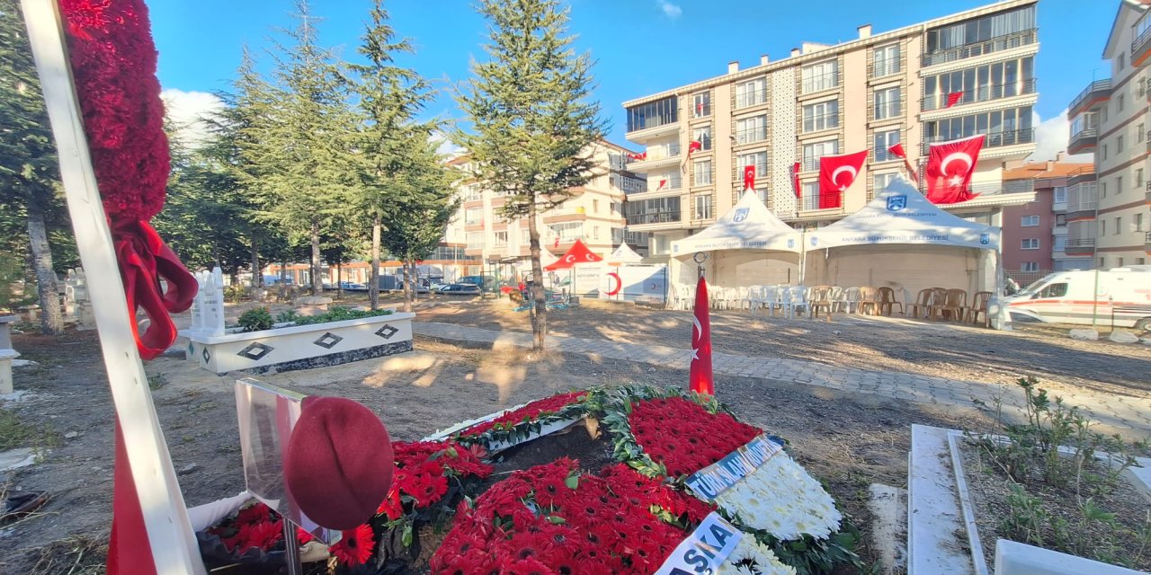 Şehit Üsteğmenin Cenazesi, Eşinin İsteği İle Evinin Karşısına Defnedilmiş