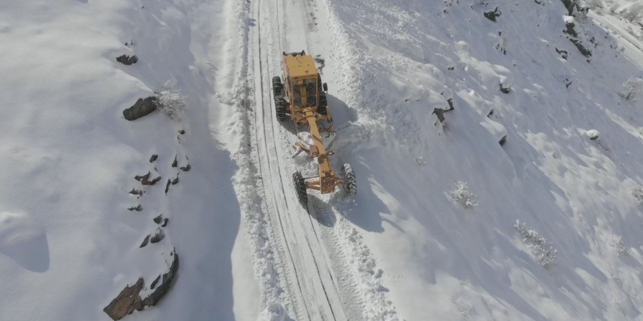 Karlı Yaylalardan Çobanların Sürüleriyle Zorlu Dönüş Yolcuğu