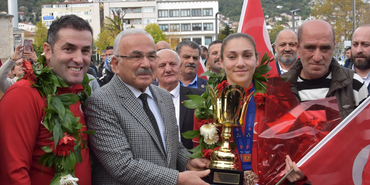 Avrupa Şampiyonu Milli Boksör Gamze Soğuksu'ya Coşkulu Karşılama