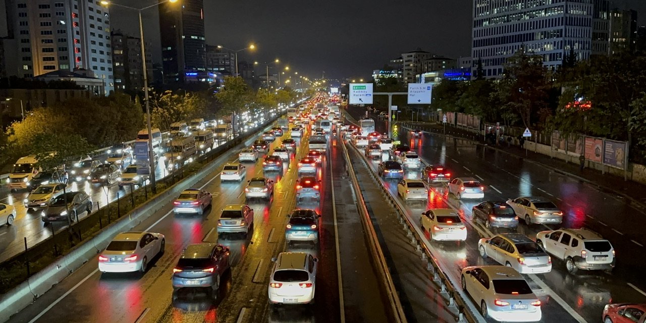 İstanbul'da Yağışın Etkisiyle Trafik Yoğunluğu Yüzde 89'a Ulaştı