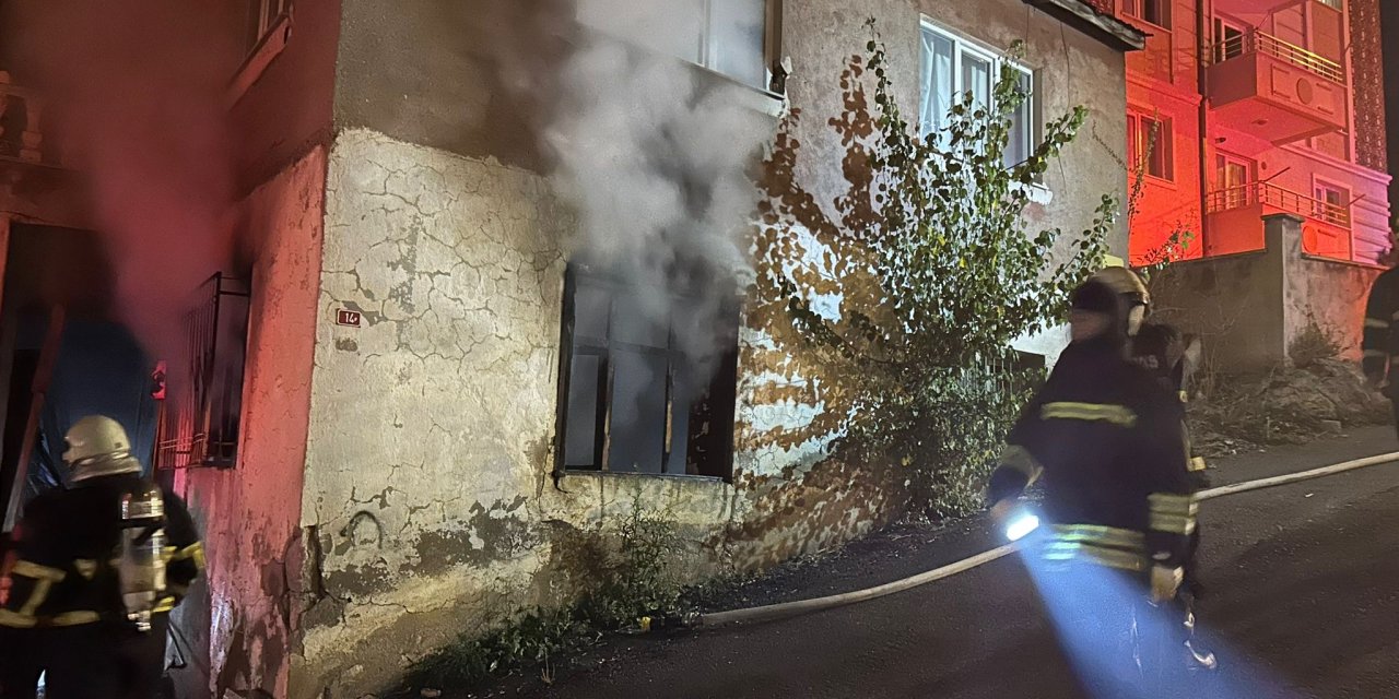 Sivas’ta 2 Katlı Apartmanda Çıkan Yangın Söndürüldü