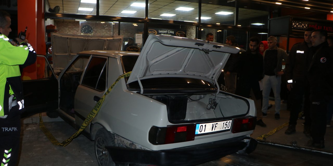 İş Yerinin Önünde Otururken Otomobilin Çarpması Sonucu Öldü; Kaza Anı Kamerada