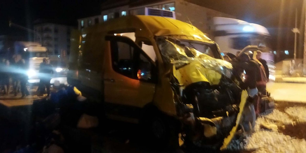 Servis Minibüsüyle Kamyonet Çarpıştı: 7 Yaralı
