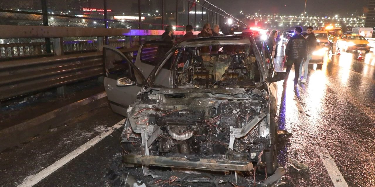 Bayrampaşa Tem Bağlantı Yolunda Otomobil Alev Alev Yandı