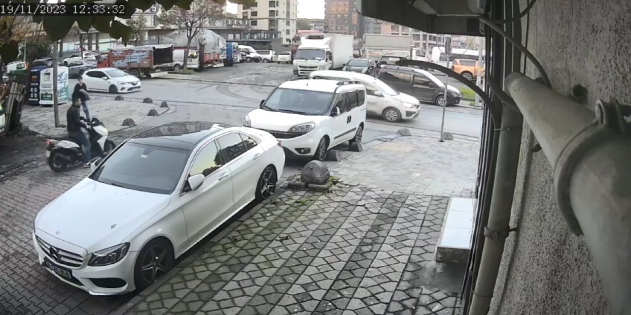 Sultangazi'de Hafif Ticari Araca Çarpan Motosikletli Kamerada