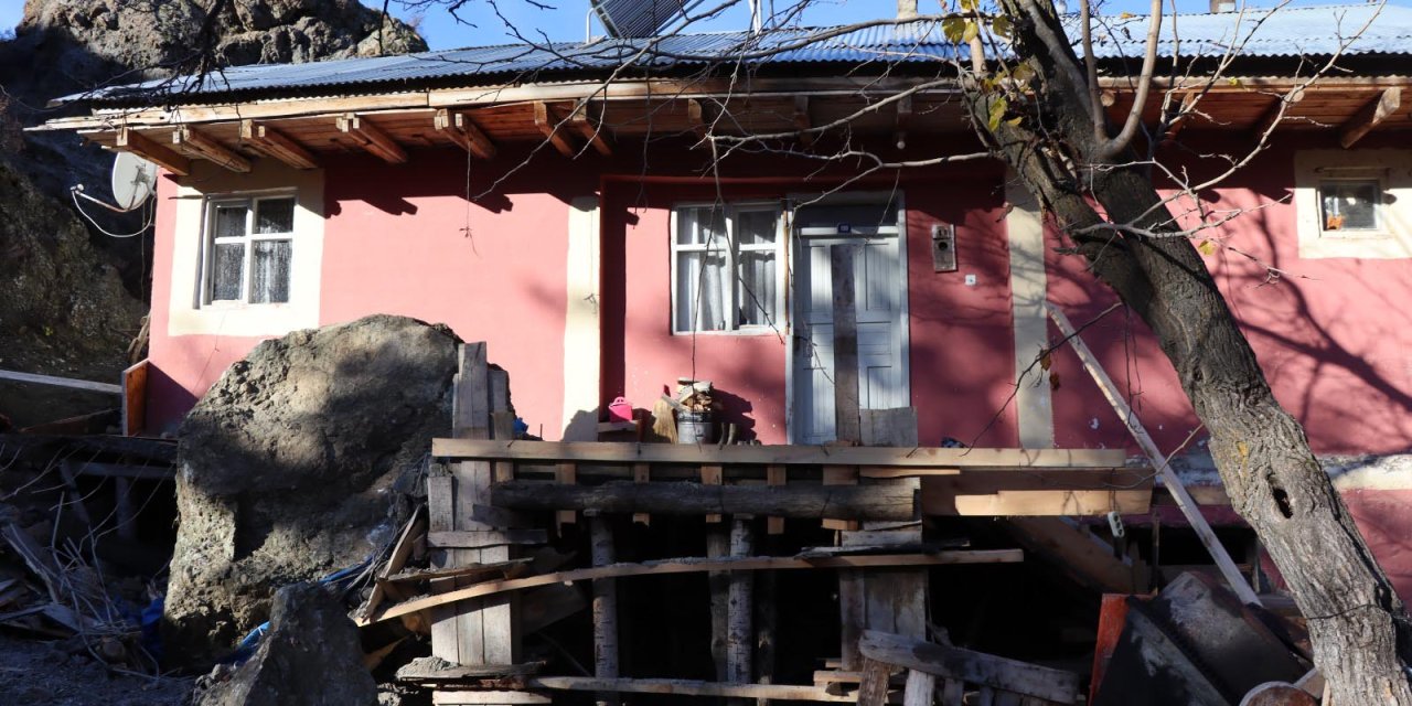 Dağdan Kopan Kaya Parçası Evin Önüne Düştü; Balkonun Büyük Bölümü Yıkıldı