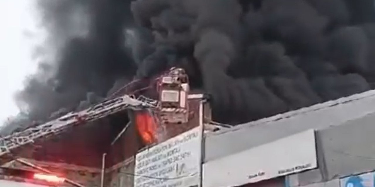 Bursa'da Sünger İmalathanesi Ve Deposunda Yangın