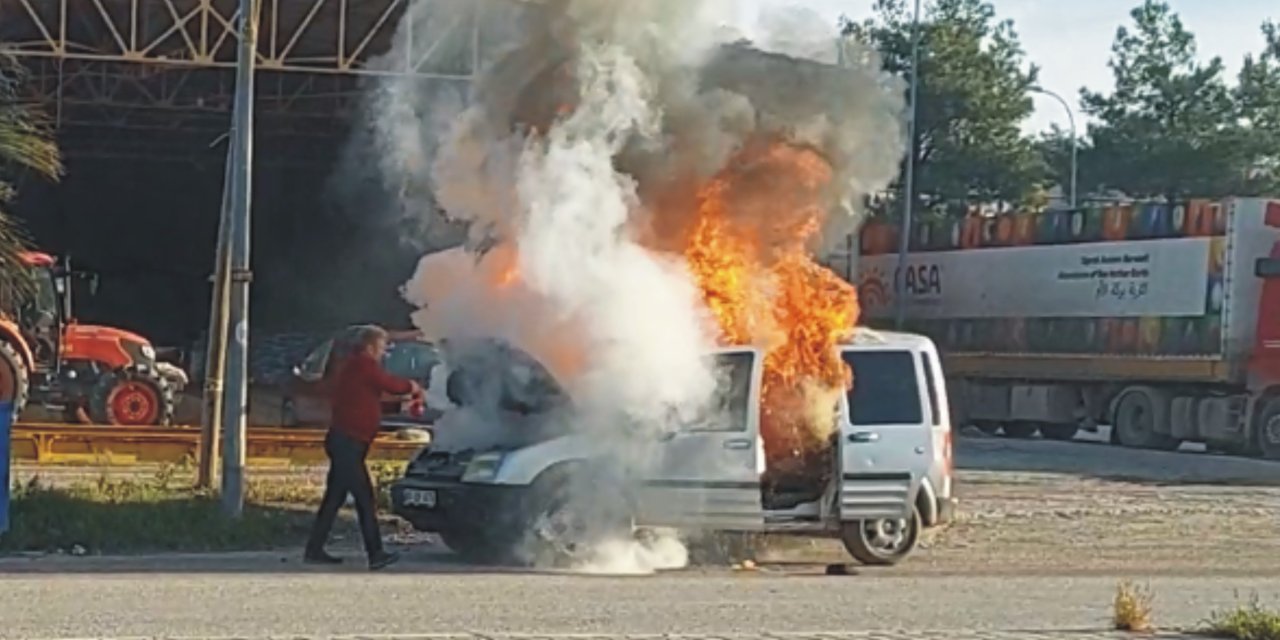 Hafif Ticari Araçta Çıkan Yangını Esnaf Söndürdü