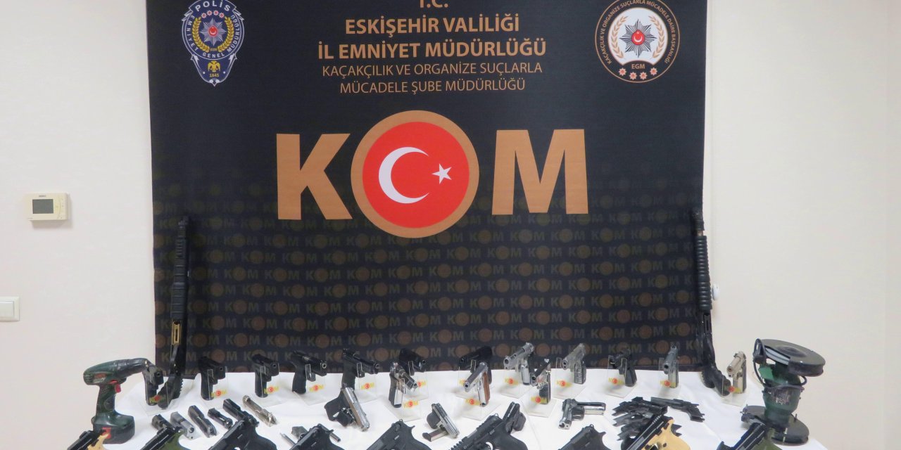 Eskişehir'de Yasa Dışı Silah Ticareti Operasyonu; 26 Tabanca, 2 Tüfek Ele Geçirildi