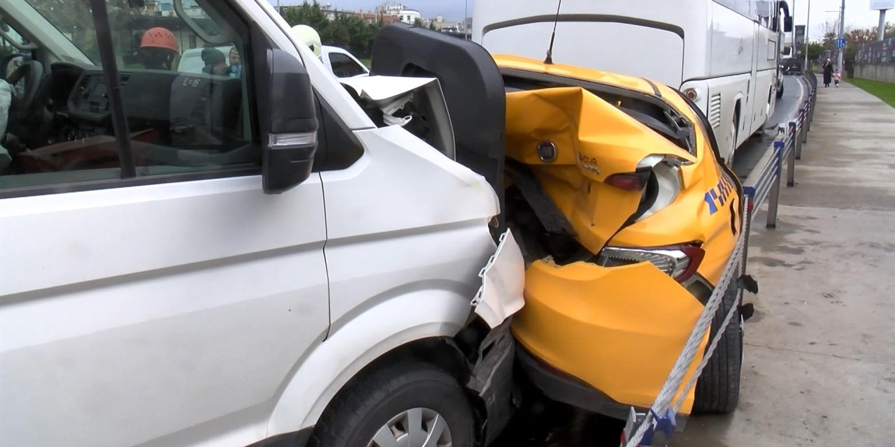 Fatih'te Servis Minibüsü Taksiye Çarptı