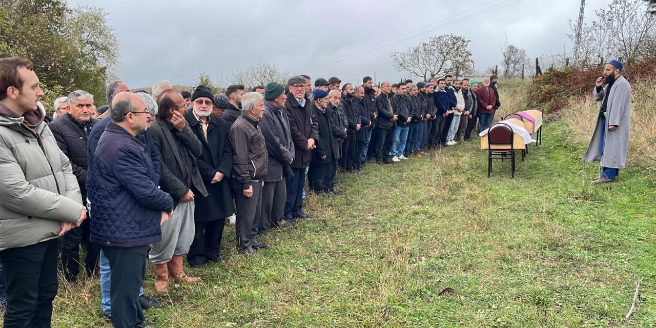 Kocaeli'de Eşi Ve Oğlunu Öldürüp, İntihar Etmişti; Cenazeler Sinop'ta Defnedildi