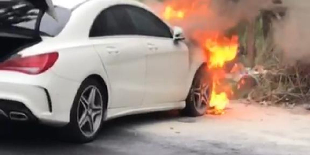 Bakırköy'de Park Halindeki Otomobil Alev Alev Yandı
