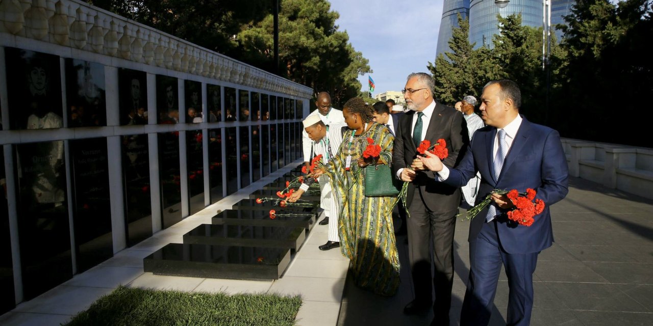 Bakan Işıkhan, Azerbaycan Ve Türk Şehitliği’ni Ziyaret Etti