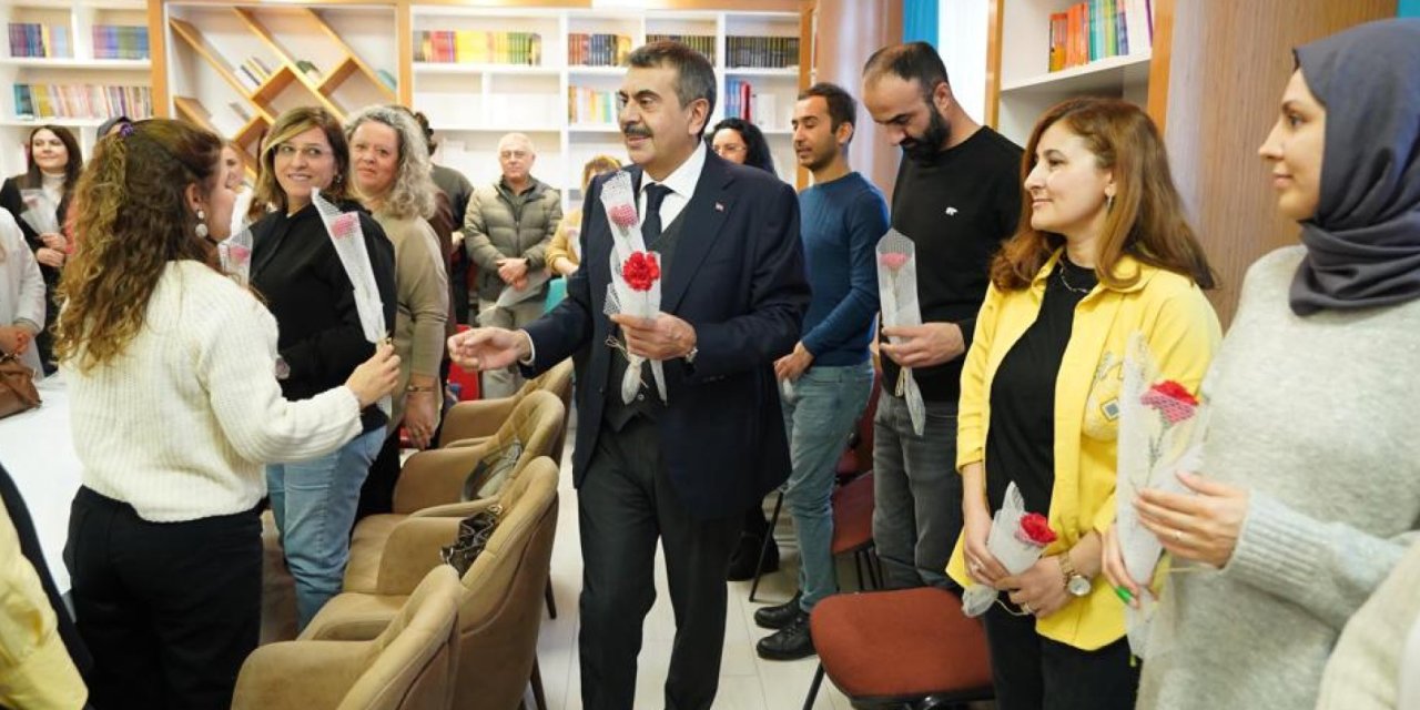 Bakan Tekin, Meslektaşlarının Öğretmenler Günü'nü Kutladı