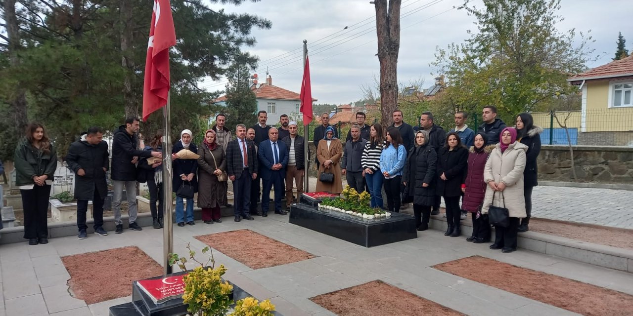 Şehit Aybüke Öğretmenin Kabrine, Meslektaşları Karanfil Bıraktı