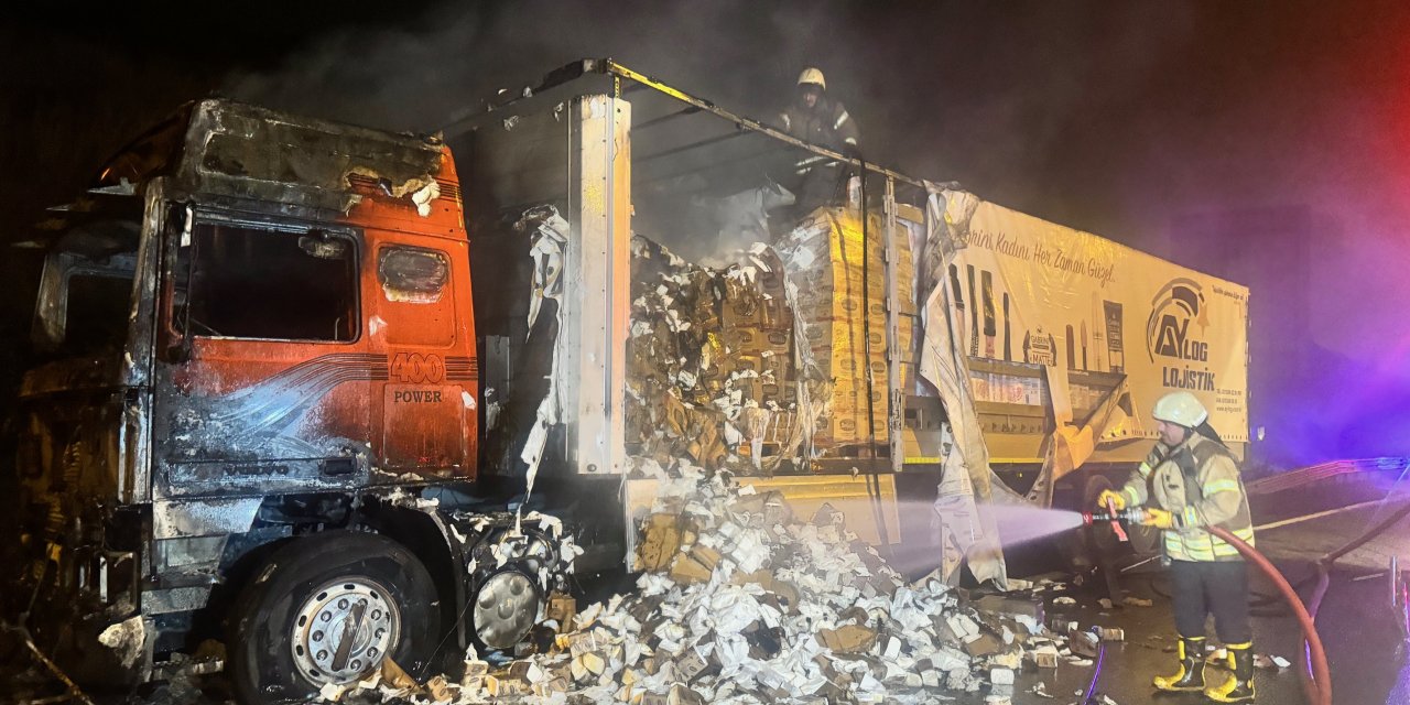 Sancaktepe'de Peçete Yüklü Tır Yandı