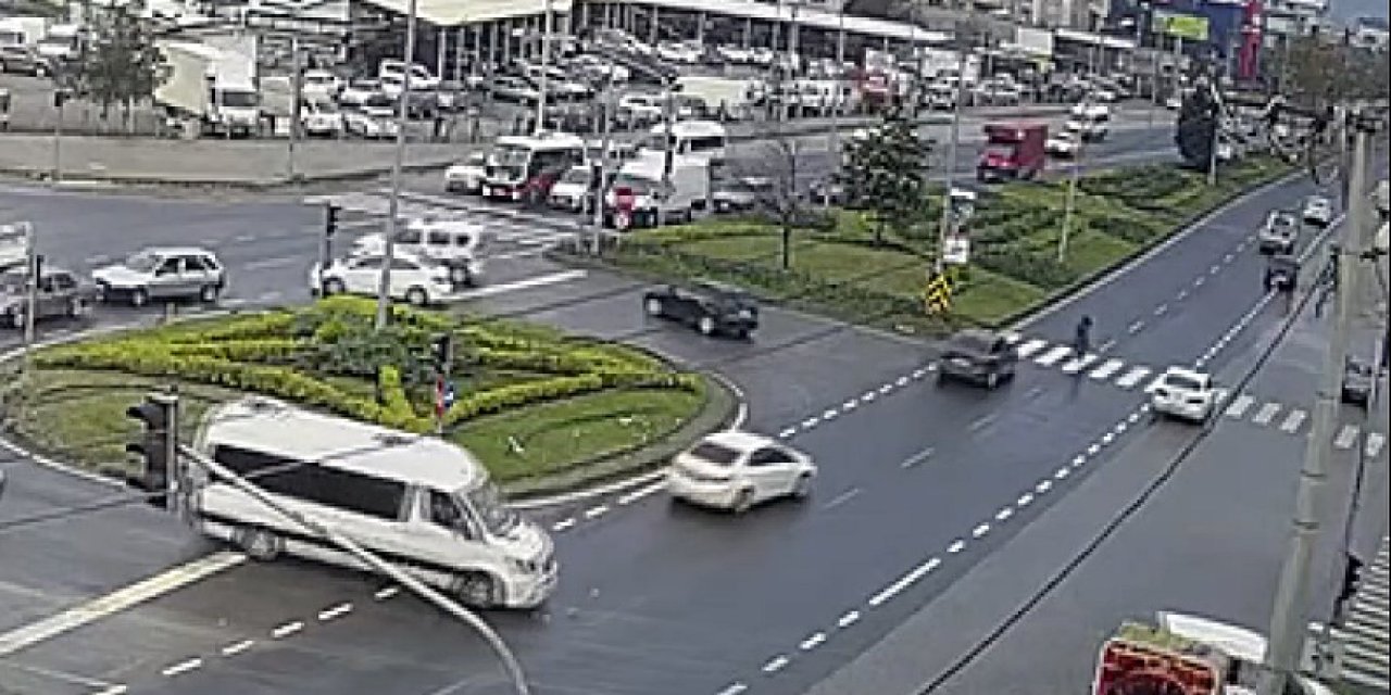 Yaya Geçidinde Otomobilin Çarptığı Kadın Yaralandı; Kaza Anı Kamerada