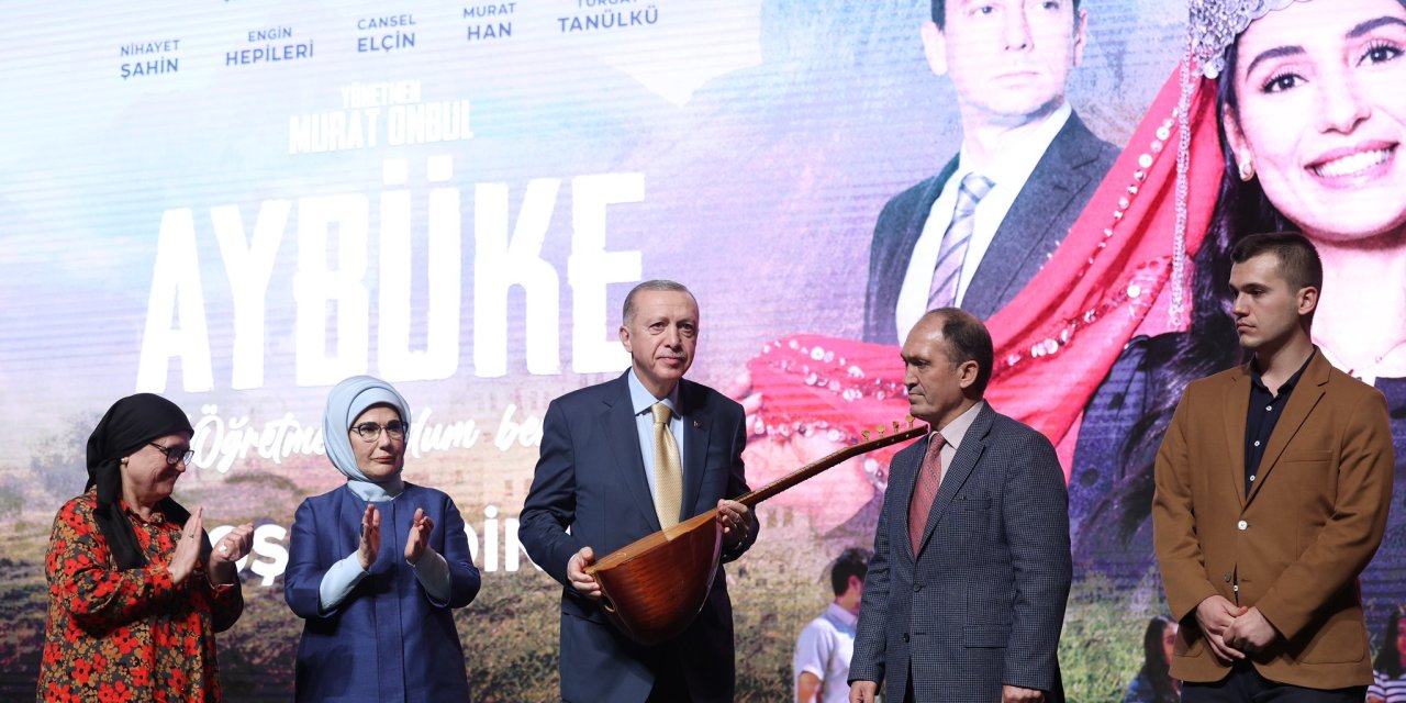 Erdoğan'a, Şehit Öğretmen Aybüke Yalçın'ın Bağlaması Hediye Edildi