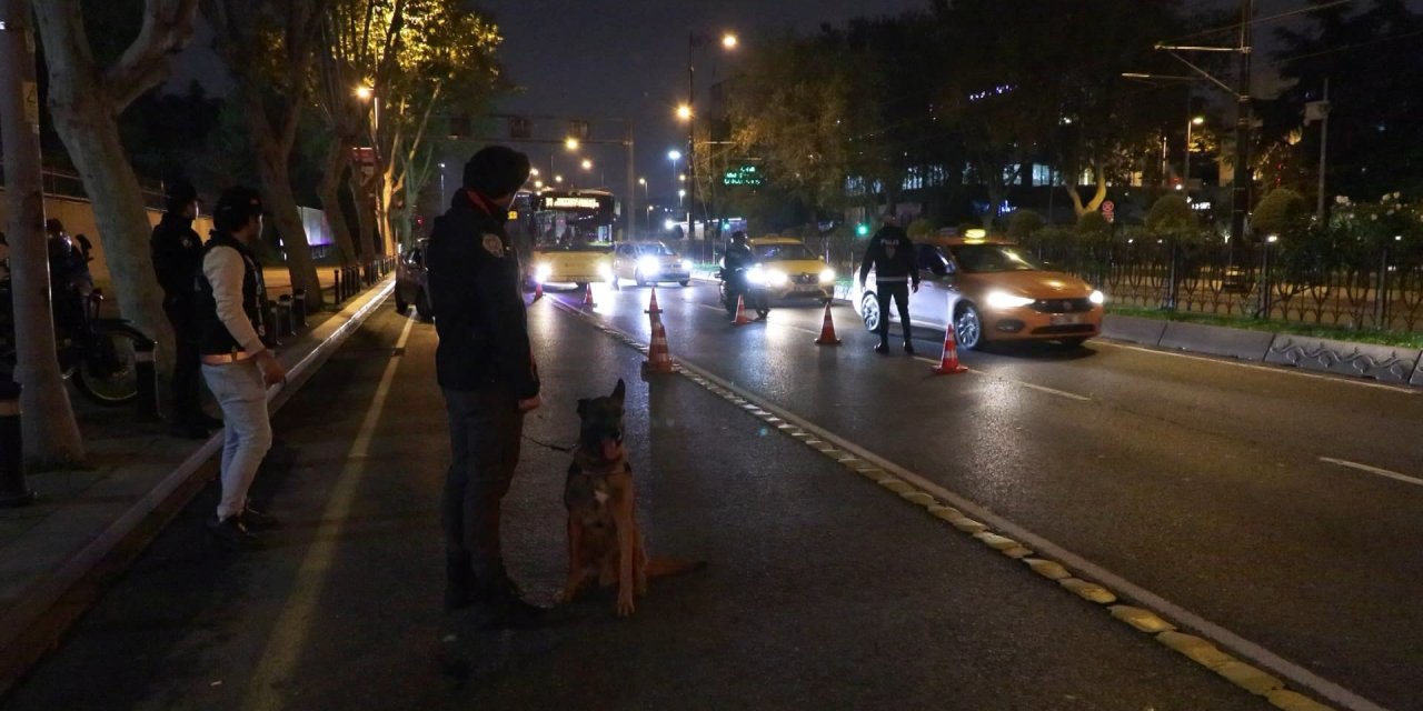 Fatih'te Çakarlı Otomobil Denetime Takıldı