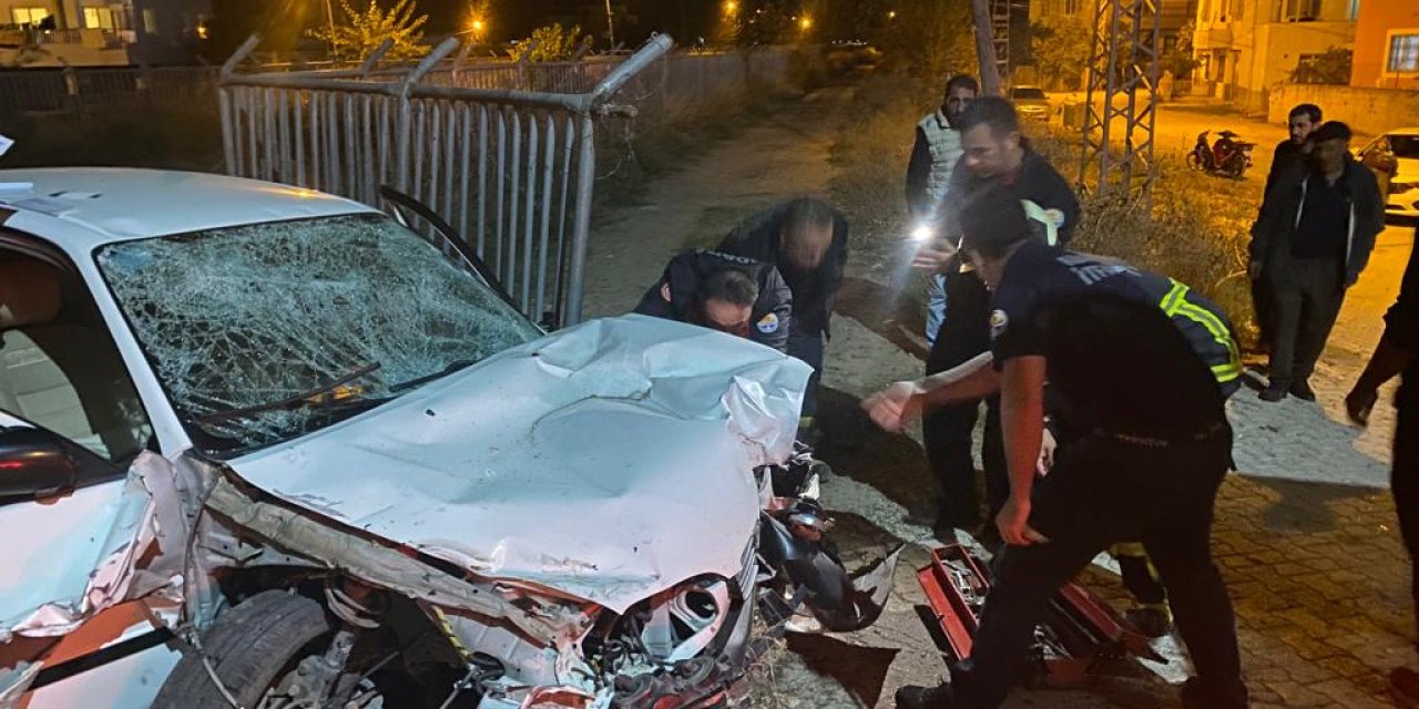 Adana'da Kontrolden Çıkan Otomobil Yayalara Çarptı: 4 Yaralı