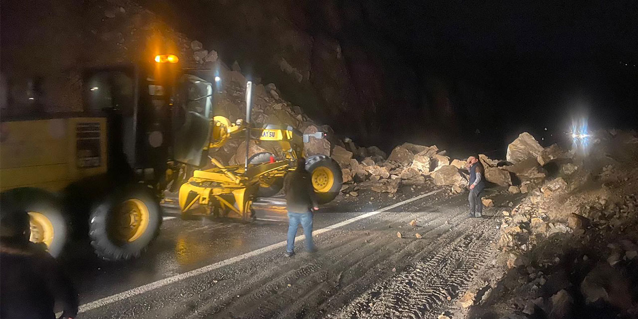 Artvin'de Heyelan; Kayalar Kara Yoluna Düştü