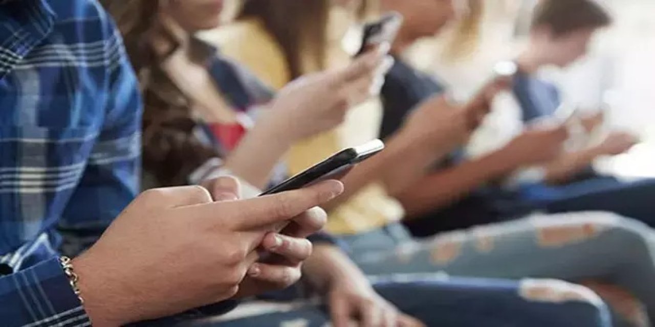 “Telefonun Yanlış Kullanımı Boyun Fıtığına Yol Açabilir”