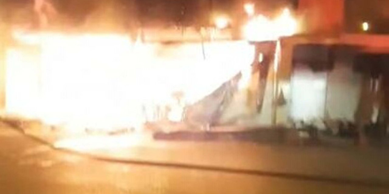 İzmir'de Kundaklandığı Öne Sürülen İş Yeri Yandı