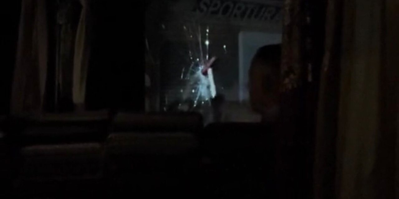 Beyoğlu'nda Dükkanında Mahsur Kalınca Ortalığı Birbirine Kattı