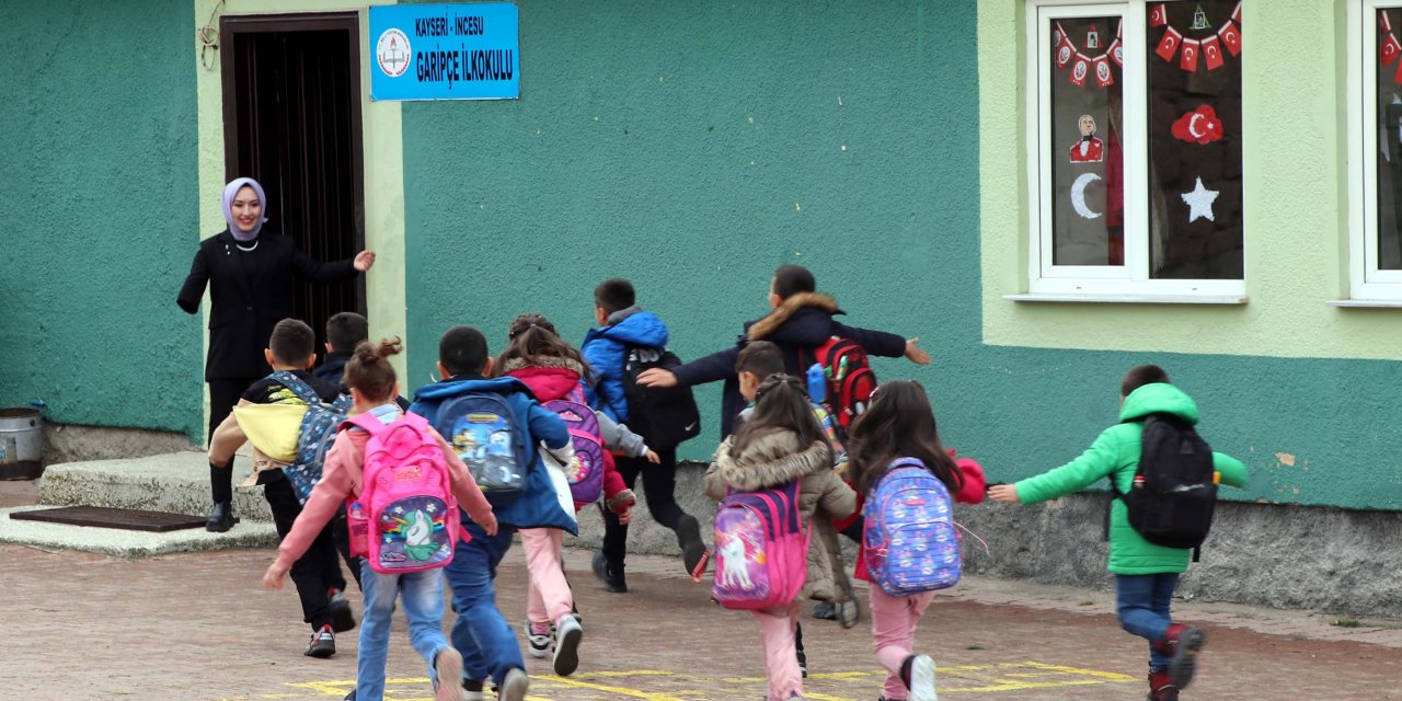 Depremde Ailesini Kaybeden Gamze Öğretmen, Acısını Öğrencileriyle Dindirmeye Çalışıyor