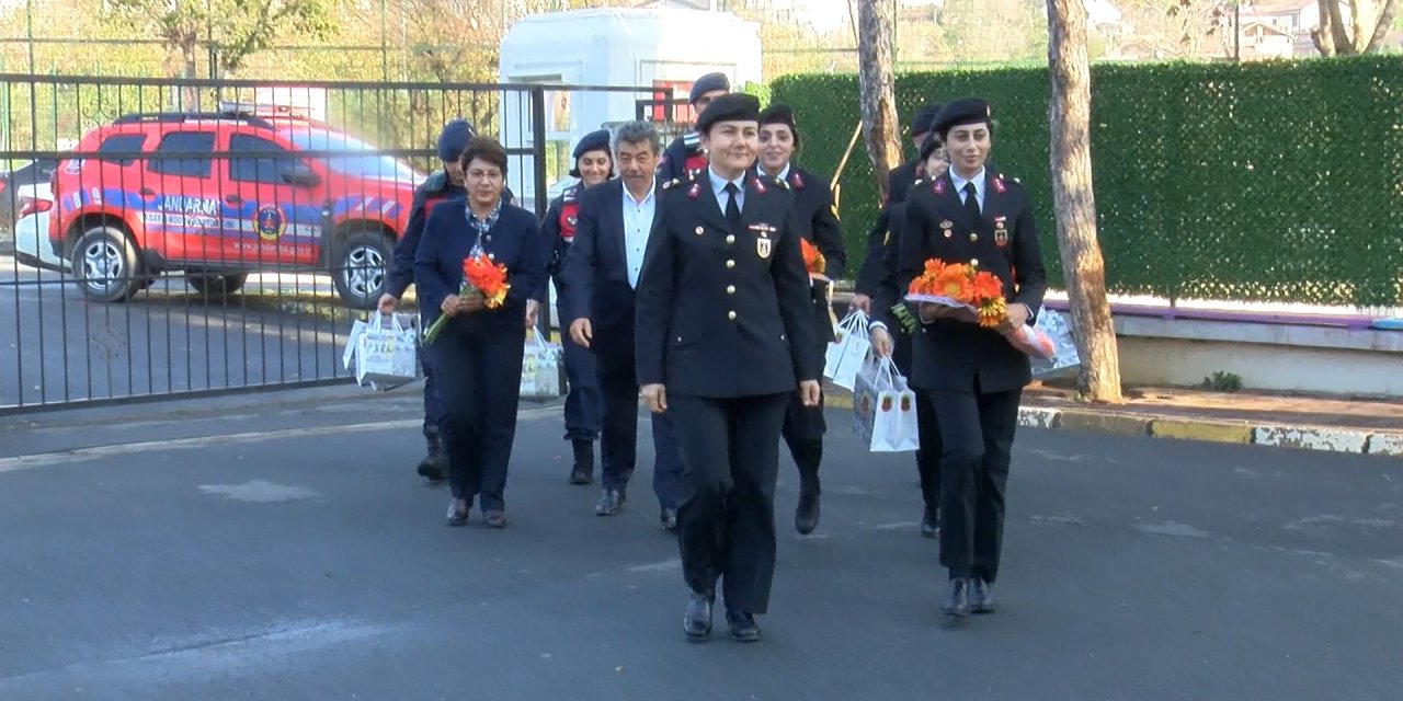 Jandarma Öğretmenler Gününü Çiçeklerle Kutladı