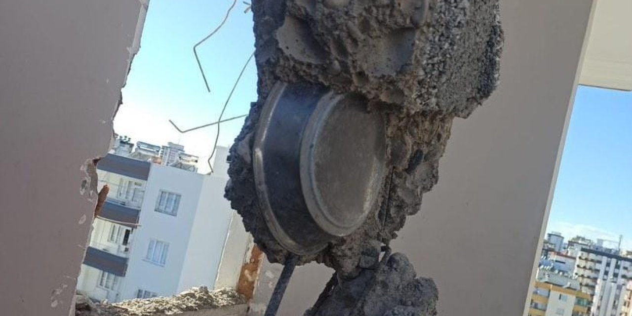 Depremde Ağır Hasar Alan Binada Hatılın İçinden Metal Kap Çıktı