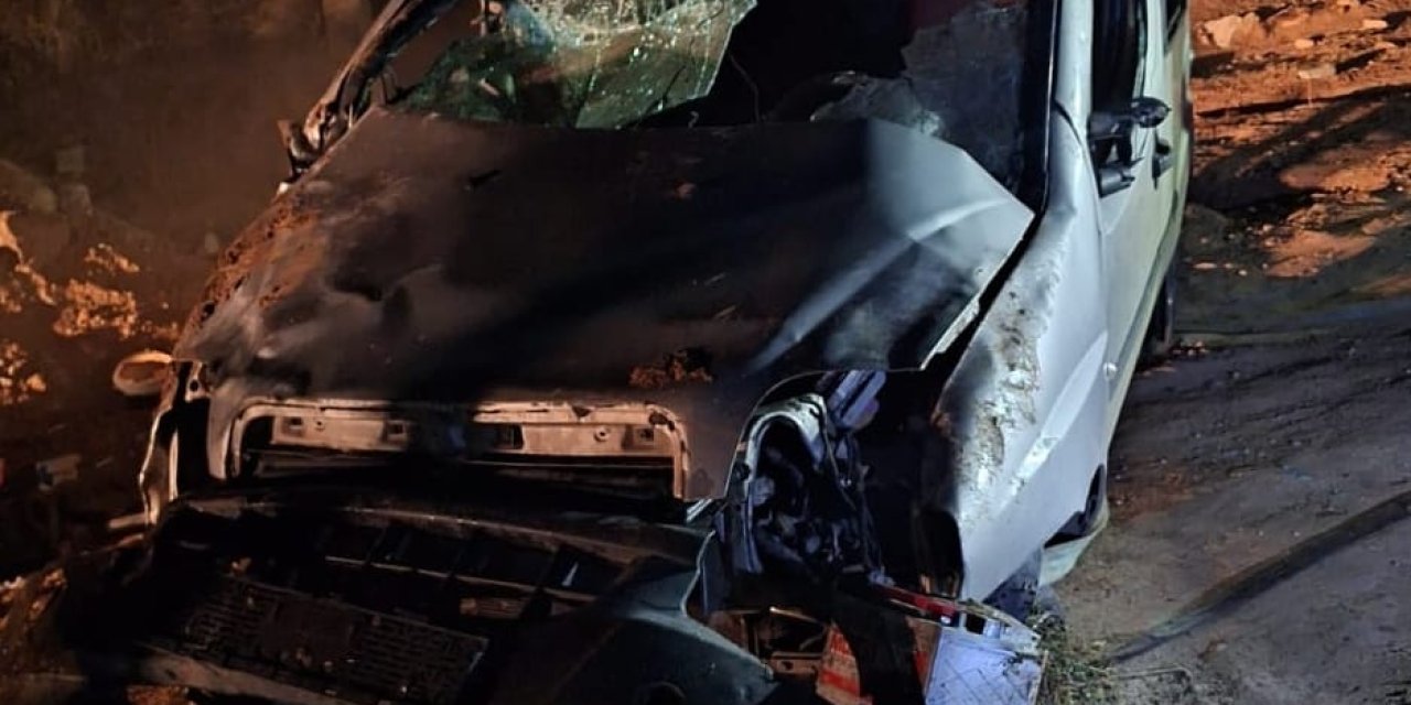 Hafif Ticari Araç Şarampole Devrildi: 1 Ölü, 3 Yaralı