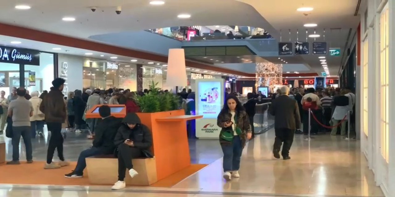 Avm'lerde 'Şahane Cuma' Kuyruğu