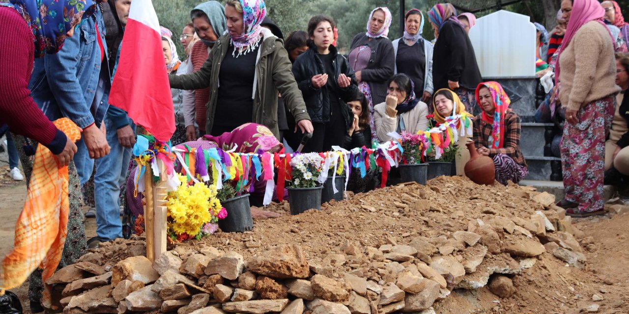 Madendeki Göçükte Ölen Oğlunun Mezarına Kapanıp Gözyaşı Döktü