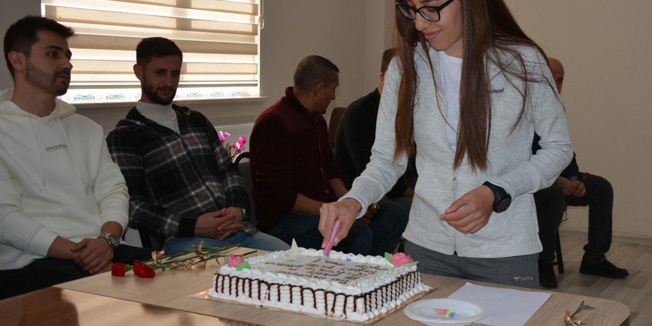 24 Kasım'da, Rabia Öğretmene Doğum Günü Sürprizi