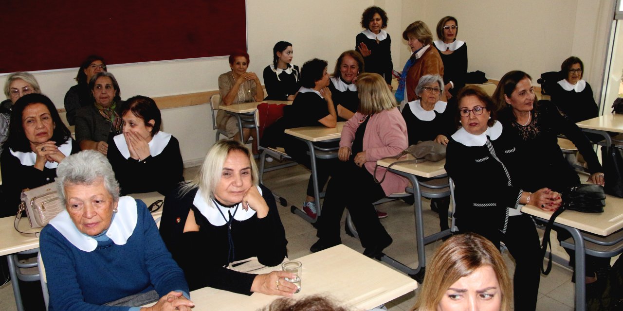 Yıllar Sonra Siyah Önlük Ve Beyaz Yakalarıyla Ders İşlediler