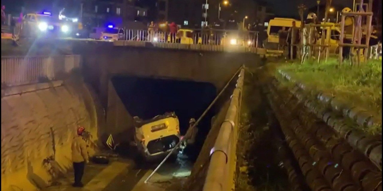 Sultanbeyli'de Minibüsün Çarptığı Hafif Ticari Araç Su Kanalına Uçtu