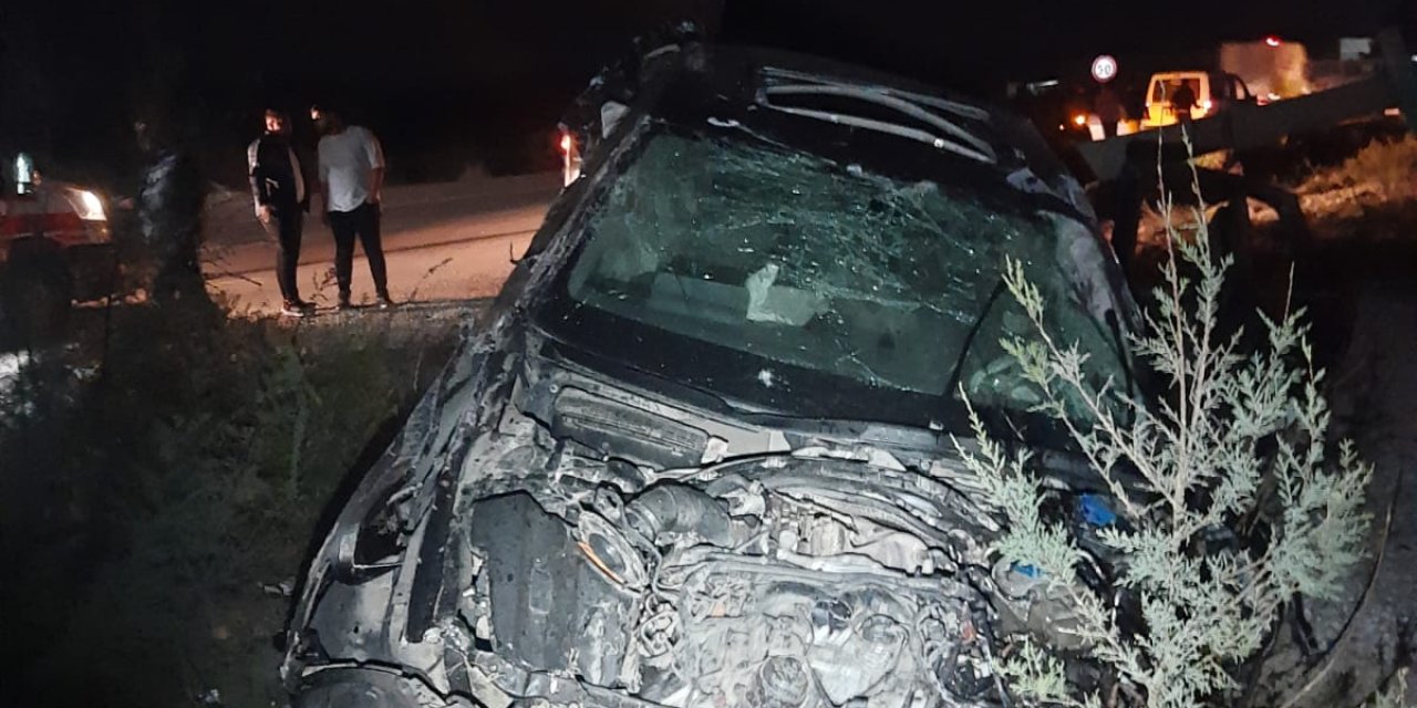 Otomobil Önce Yayaya, Ardından Beton Direğe Çarptı: 1 Ölü, 2 Yaralı