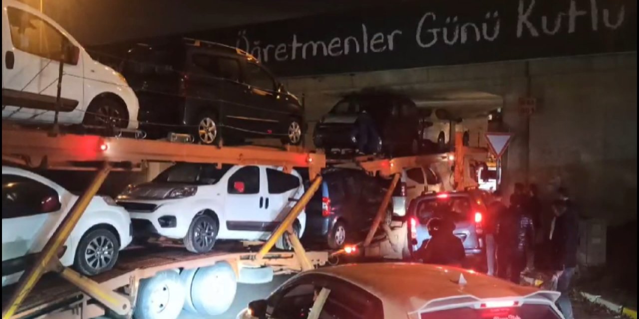 Bağcılar'da Otomobil Taşıyan Tır Alt Geçide Sıkıştı