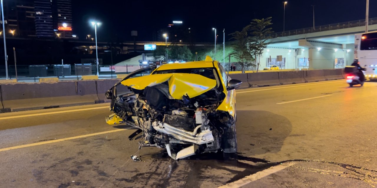 Kadıköy D-100'de Ticari Taksi Bariyere Çarptı: 1 Yaralı