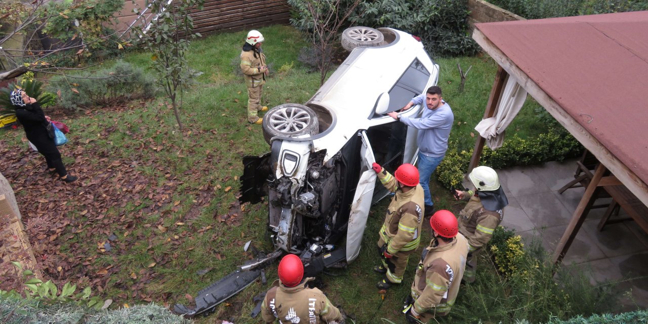 Üsküdar'da Otomobil 4 Metre Yükseklikten Bahçeye Düştü; Yine Ölmedik Çok Şükür