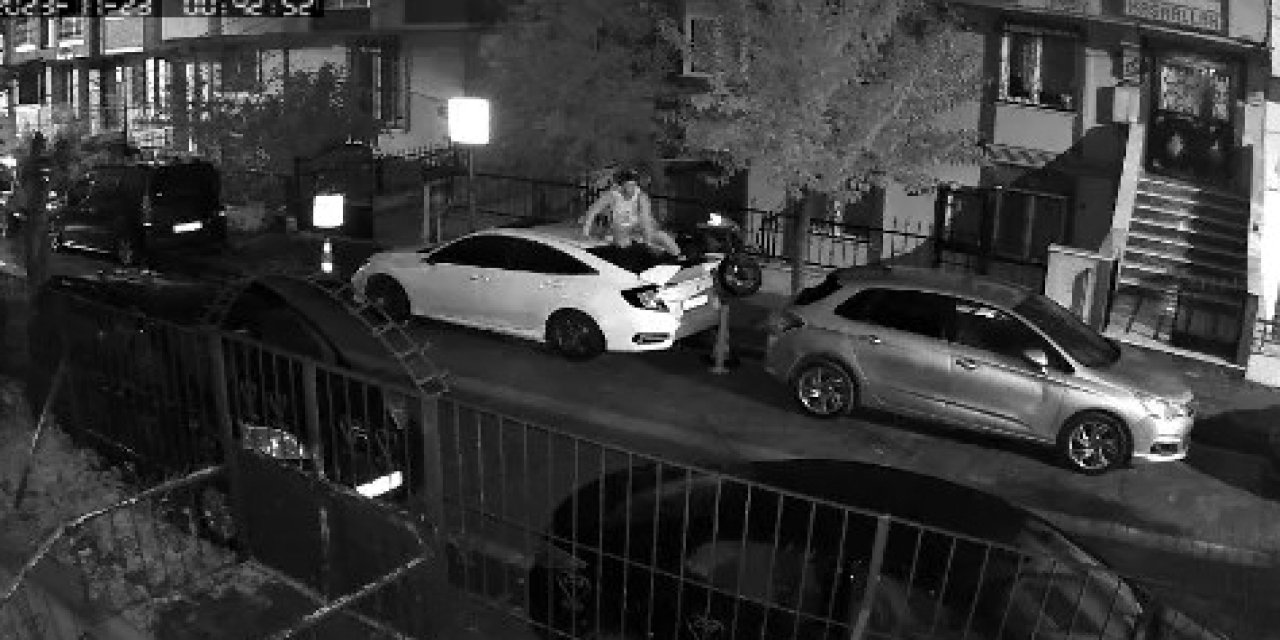 Avcılar'da Köpekten Korkan Genç Koşarak Otomobilin Üzerine Çıktı